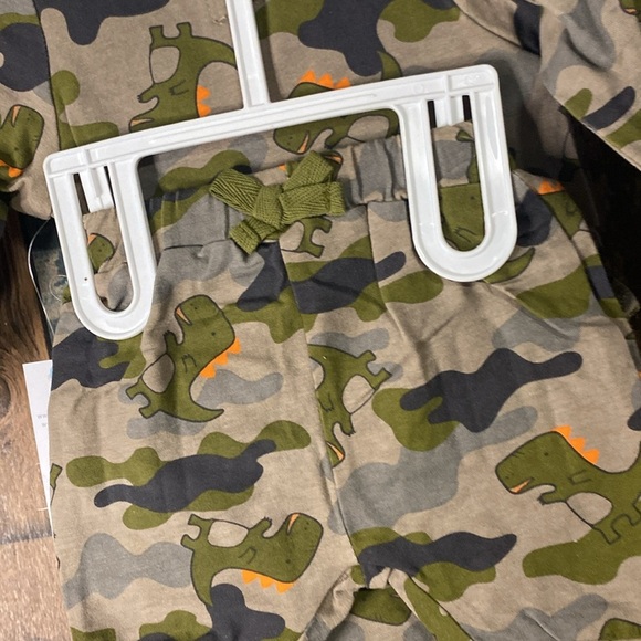 Robeez Dino 🦖 camo two piece set pattered onsie - Picture 8 of 16